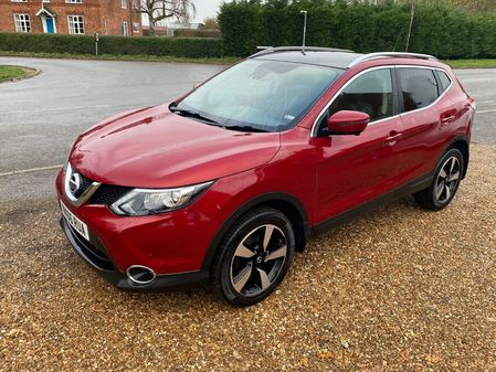 red nissan qashqai 2016